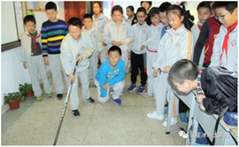 學生們積極參與“冰雪運動進校園”知識講座互動