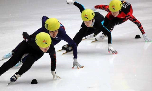 滑冰時的護具怎么穿