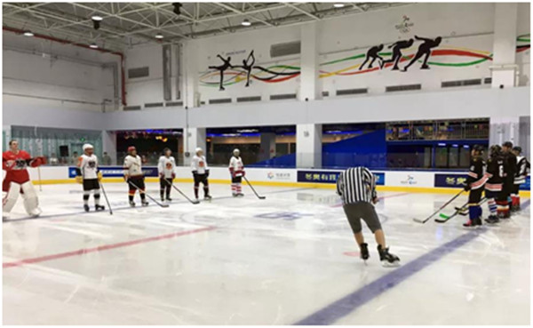 “西湖人冰球隊(duì)”聯(lián)合“銘星冰球隊(duì)”獻(xiàn)上精彩的國(guó)際冰球表演賽