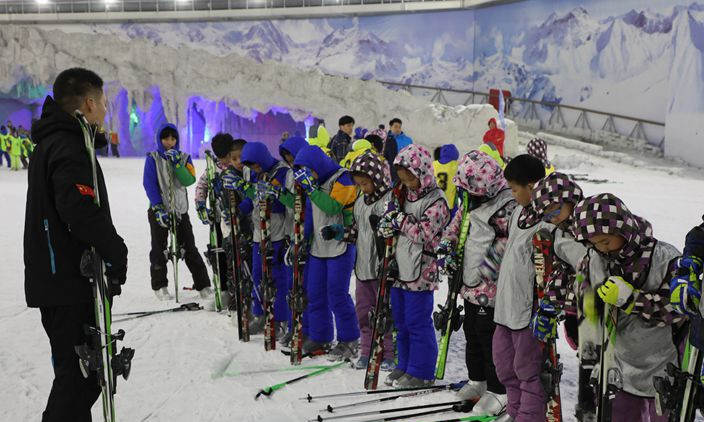 西部長城冰雪小鎮開展冰雪活動